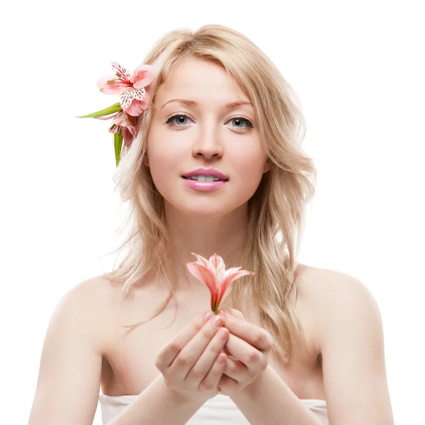 Fille blonde avec des fleurs — Photo