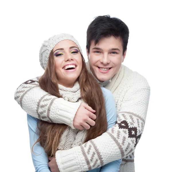 Unga leende par i vinter kläder omfattar — Stockfoto