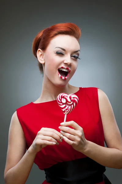 Engraçado menina ruiva segurando doces — Fotografia de Stock