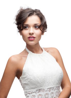 Beyaz elbiseli çekici esmer kadın