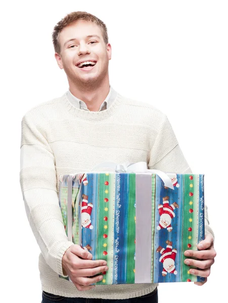 Junger beiläufiger Mann hortet Weihnachtsgeschenk — Stockfoto