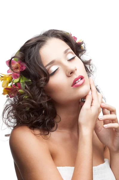 Atraktivní bruneta žena s květinami ve vlasech — Stock fotografie