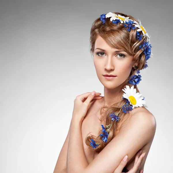 Attraente donna sensuale con fiori nei capelli — Foto Stock