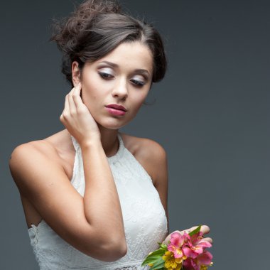 çiçek ile şehvetli genç kadın