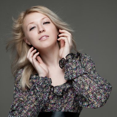 Beyaz elbiseli çekici sarışın kadın