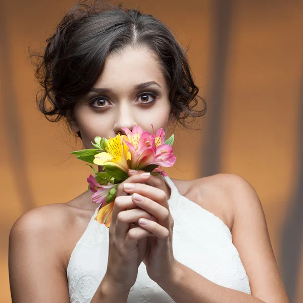 花と官能的な若い女性 — ストック写真