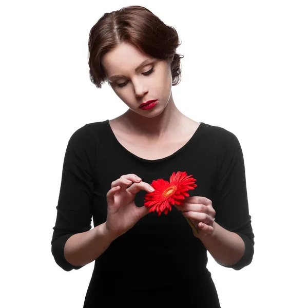 Ledsen kvinna i svart klänning med röd blomma — Stockfoto