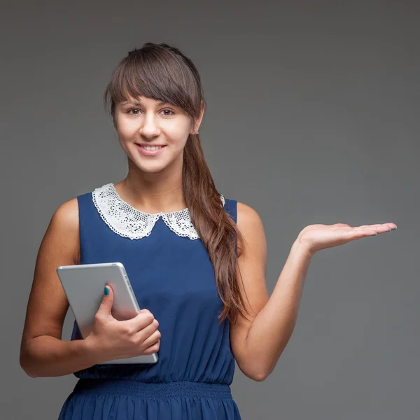 Meisje bedrijf Tablet PC — Stockfoto