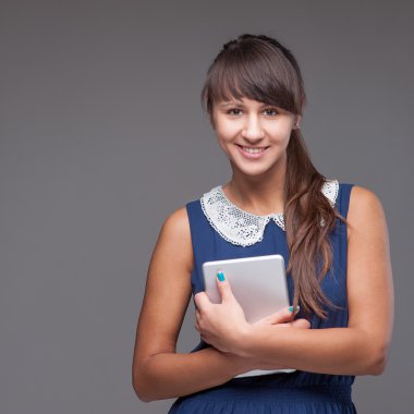 Kız holding tablet
