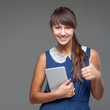 Kız holding tablet
