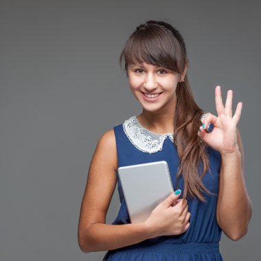 Kız holding tablet