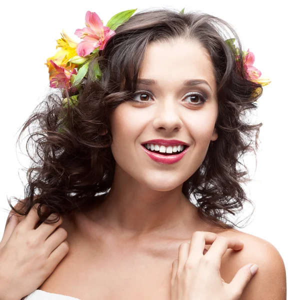 Smuk kvinde med blomster i håret - Stock-foto