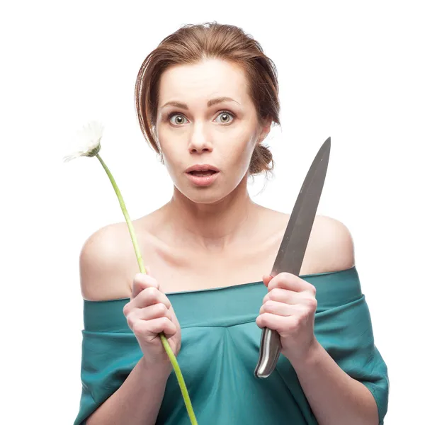 Смешная женщина с ножом и цветами — стоковое фото