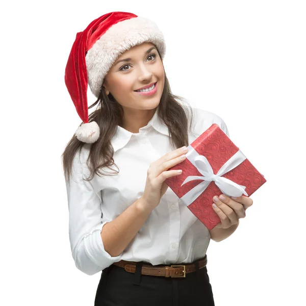 Junge fröhliche Geschäftsfrau mit Weihnachtsmann-Hut hält Weihnachtsgeschenk in der Hand — Stockfoto