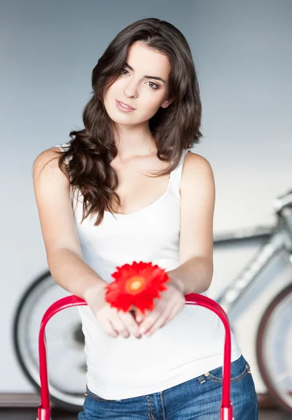 Krásná dívka s červeným květem — Stock fotografie
