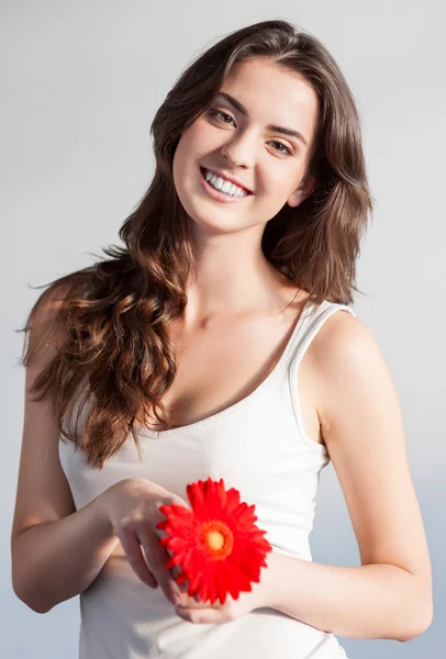 Bella ragazza con fiore rosso — Foto Stock