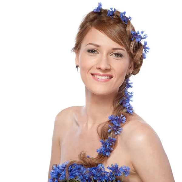 Portret van mooie jonge vrouw met blauwe bloemen — Stockfoto