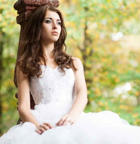 Bella giovane donna in abito da sposa — Foto Stock
