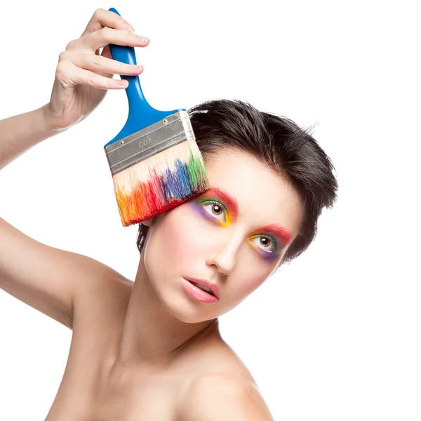 Mulher bonita com maquiagem fantasia segurando escova — Fotografia de Stock
