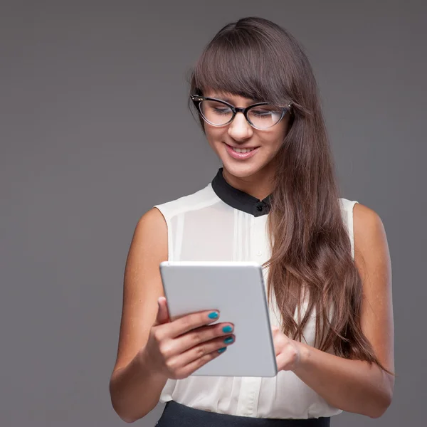 Meisje bedrijf Tablet PC — Stockfoto