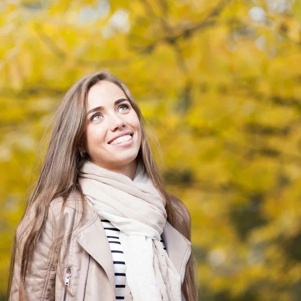 Šťastná žena v podzimním parku — Stock fotografie