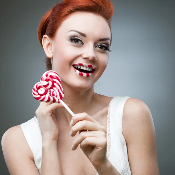 Menina ruiva feliz segurando doces — Fotografia de Stock