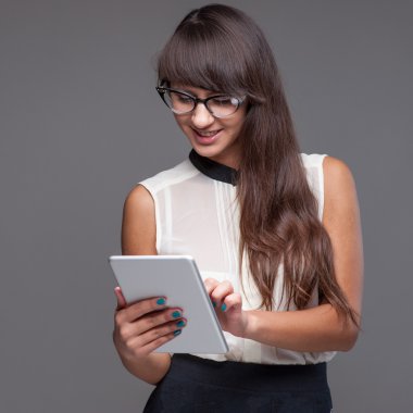 Kız holding tablet
