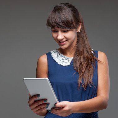 Kız holding tablet