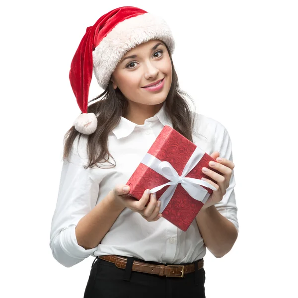 Unga glada affärskvinna i santa hatt hålla gåva på vit — Stockfoto