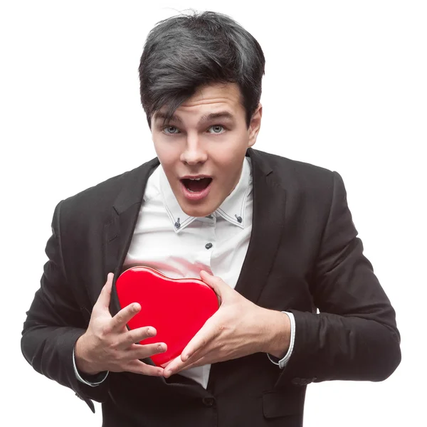 Divertente giovane uomo d'affari in possesso di cuore rosso — Foto Stock