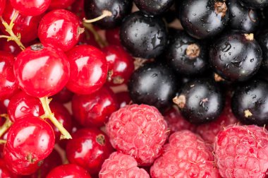 çilek kompozisyon üzümü ve ahududu