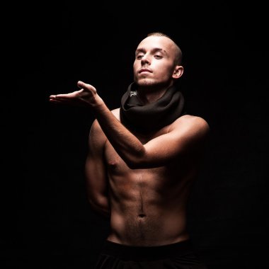 erkek dansçı hareket gösterilen