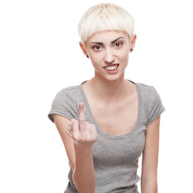 Casual sarışın girlshowing orta parmak