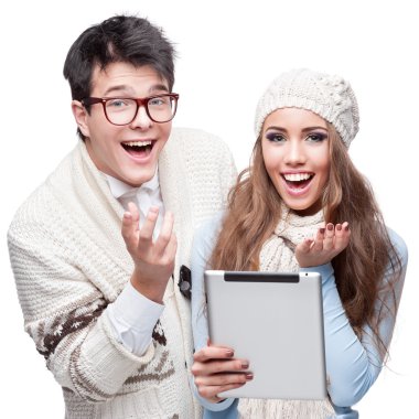 Genç çift casual holding tablet