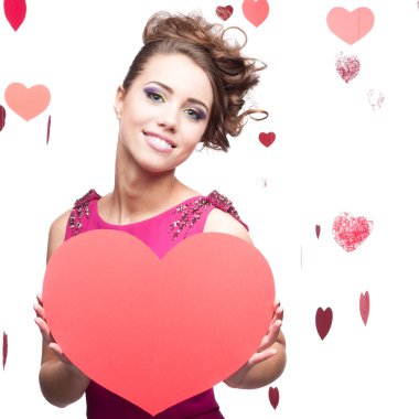 büyük kırmızı kağıt kalp tutan esmer kadın