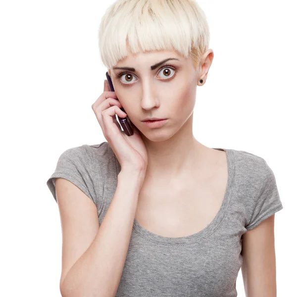 Casual menina loira segurando telefone celular — Fotografia de Stock