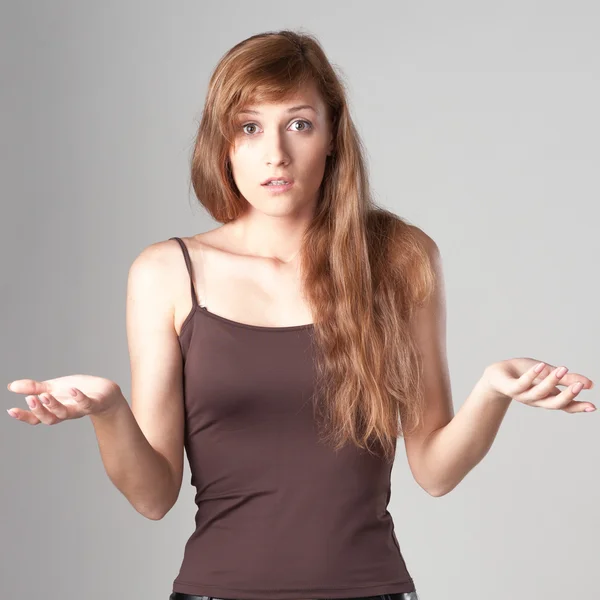 Alegre chica casual en gris — Foto de Stock