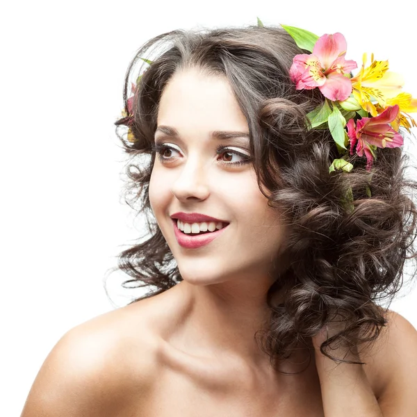 Mulher jovem com flor no cabelo — Fotografia de Stock