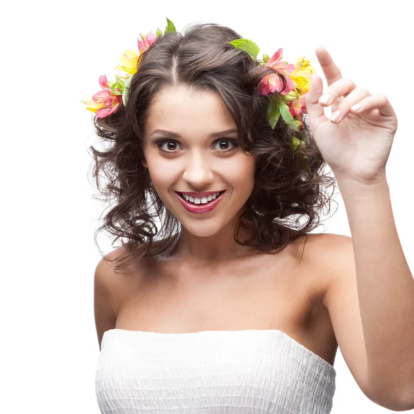 Jovem sorridente com flor no cabelo — Fotografia de Stock