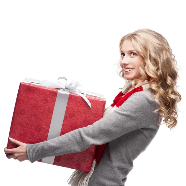 Junge lächelnde Frau mit Weihnachtsgeschenk — Stockfoto