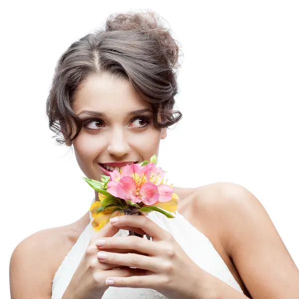思いやりのある若い女性の髪に花を持つ — ストック写真