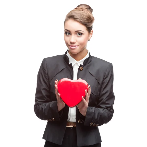 Mujer de negocios sosteniendo corazón rojo — Foto de Stock