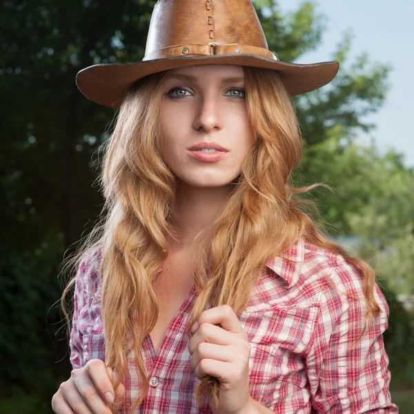 Röda haired cowgirl — Stockfoto