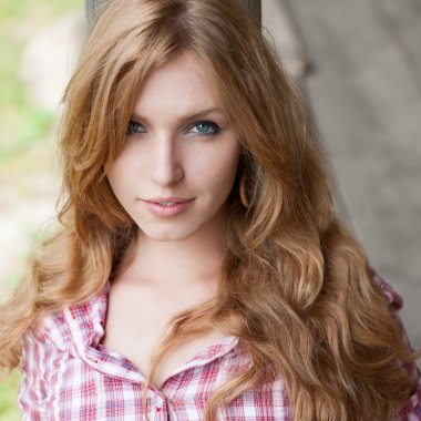 Kırmızı saçlı cowgirl