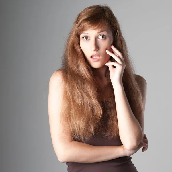 Fröhliche lässige Mädchen auf grau — Stockfoto