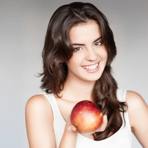 Niña sosteniendo manzana roja —  Fotos de Stock