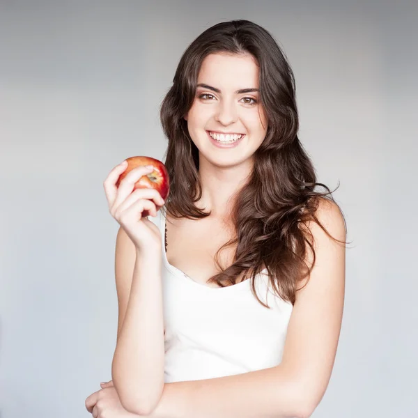 Niña sosteniendo manzana roja —  Fotos de Stock