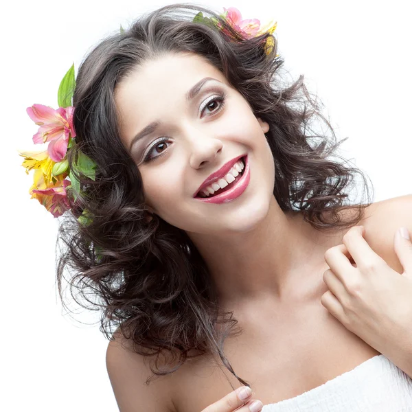 Giovane donna sorridente con fiore in capelli — Foto Stock