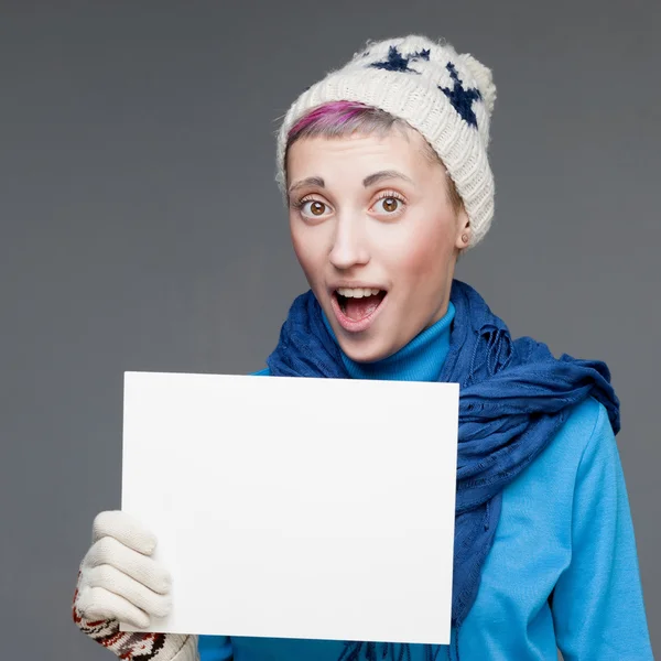 Chica alegre atractiva sosteniendo el signo — Foto de Stock