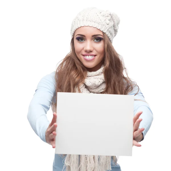 Usmívající se příležitostné zimní dívka drží ceduli — Stock fotografie